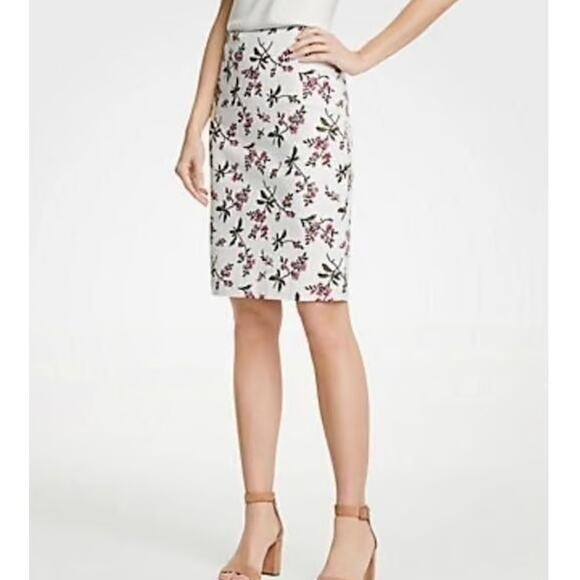 Ann Taylor Petite 2 Floral Pencil Skirt Winter White Back Zipper - Picture 2 of 4